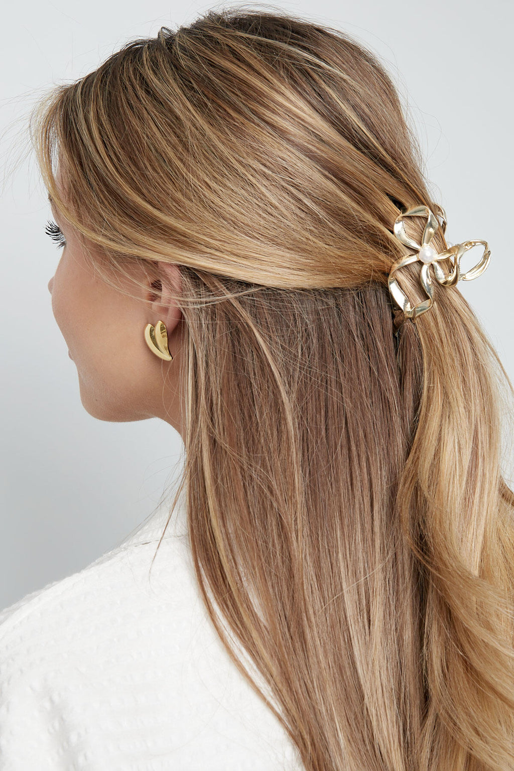 bow with pearl hair clip