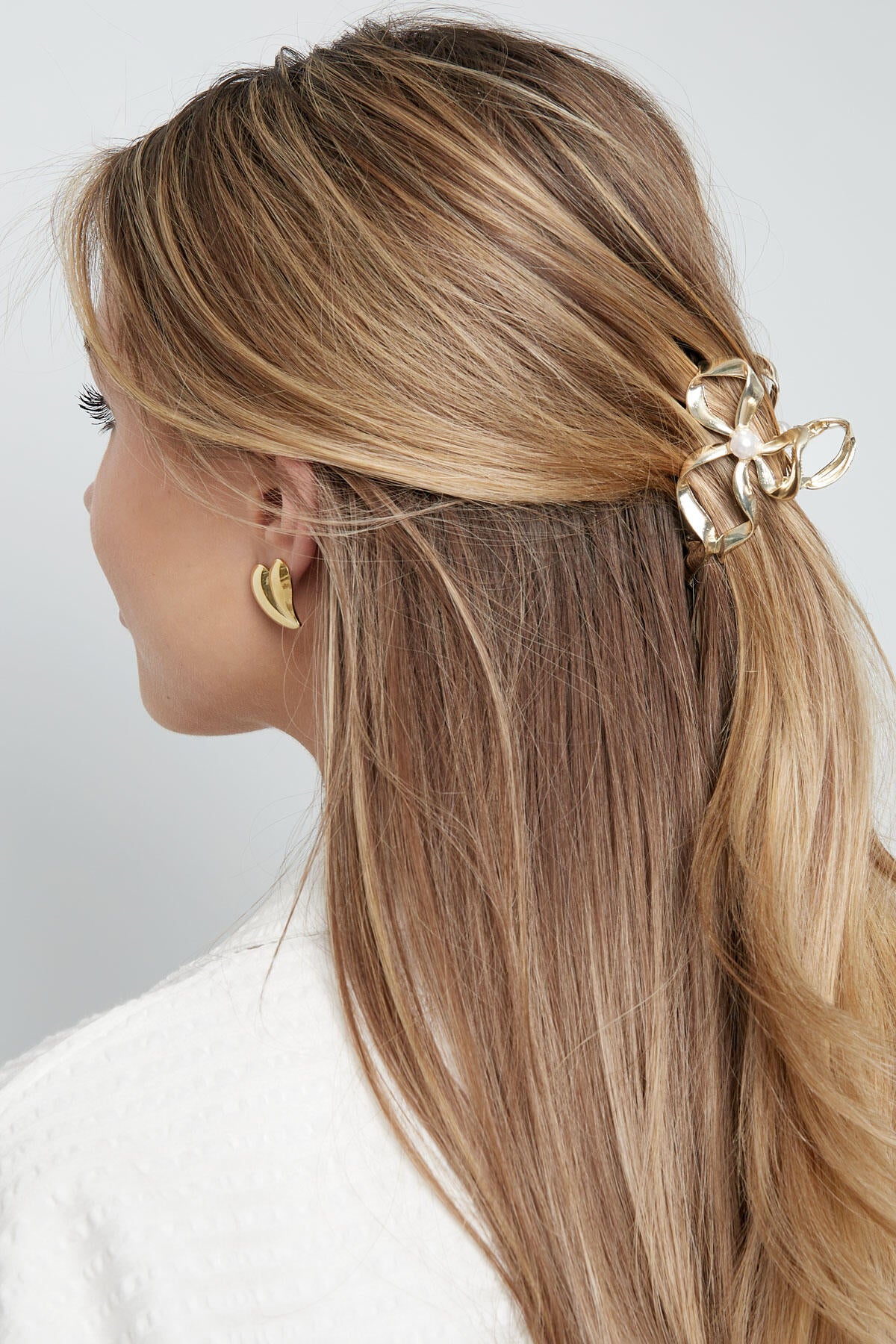 bow with pearl hair clip