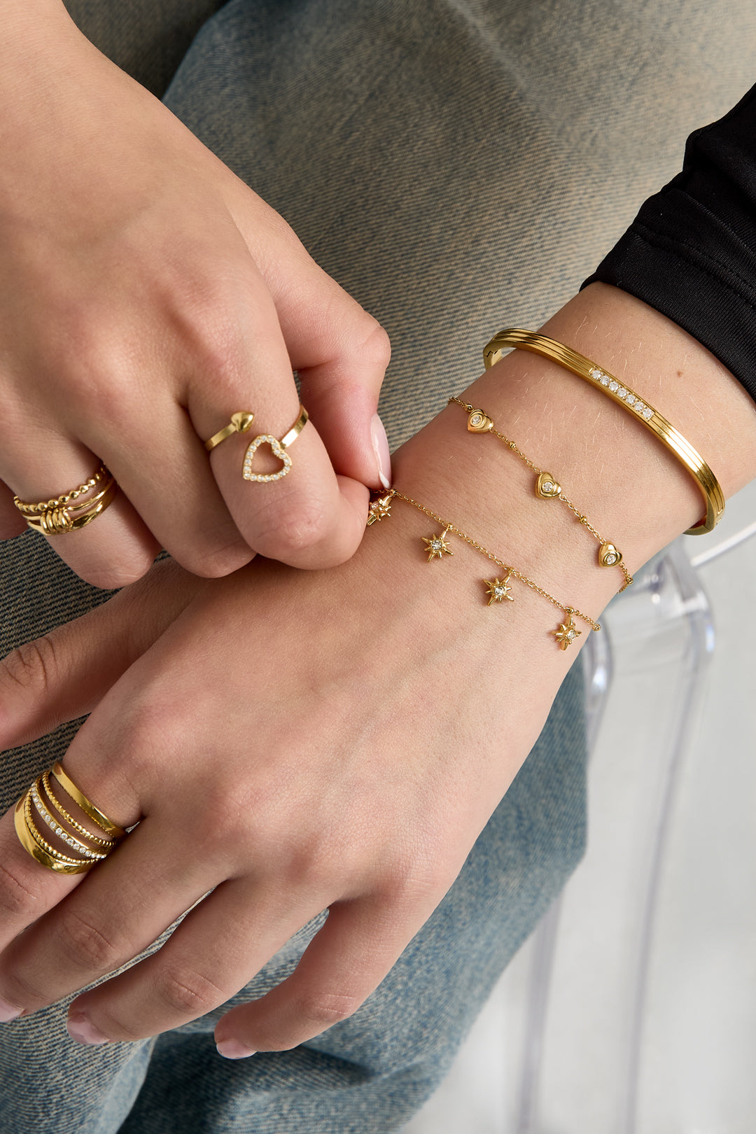 Armband met bolletjes en hartjes met steen