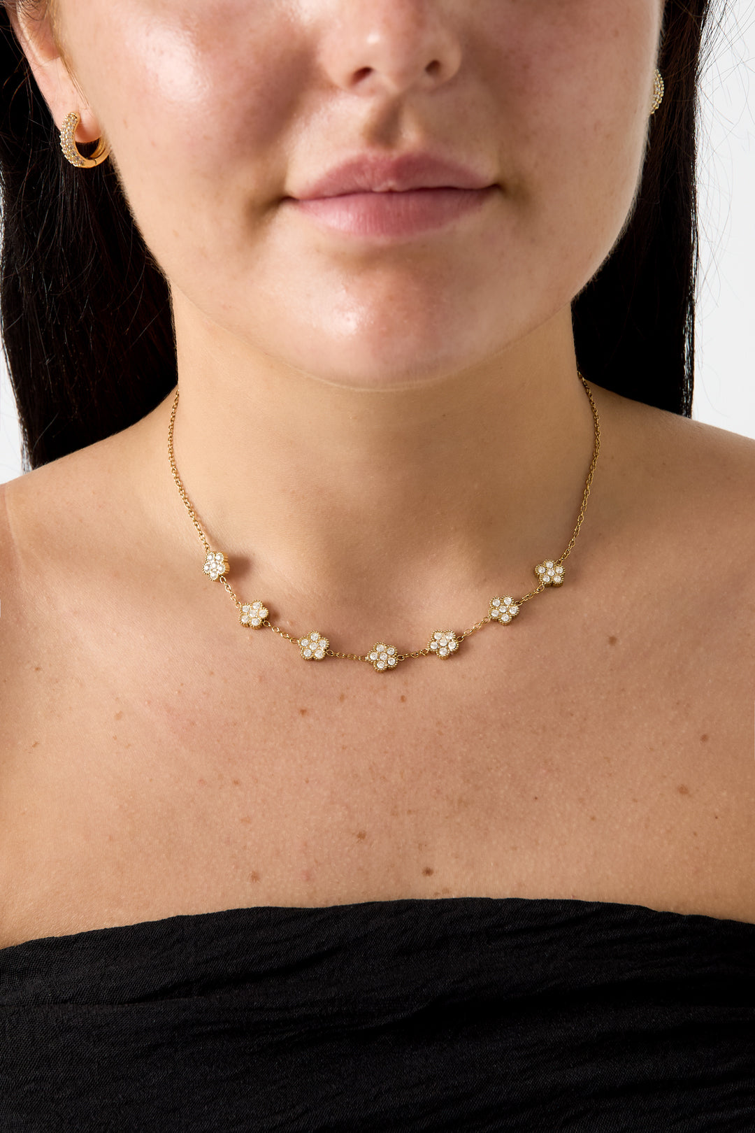 Elegante ketting met zirkonia belegde bloemen