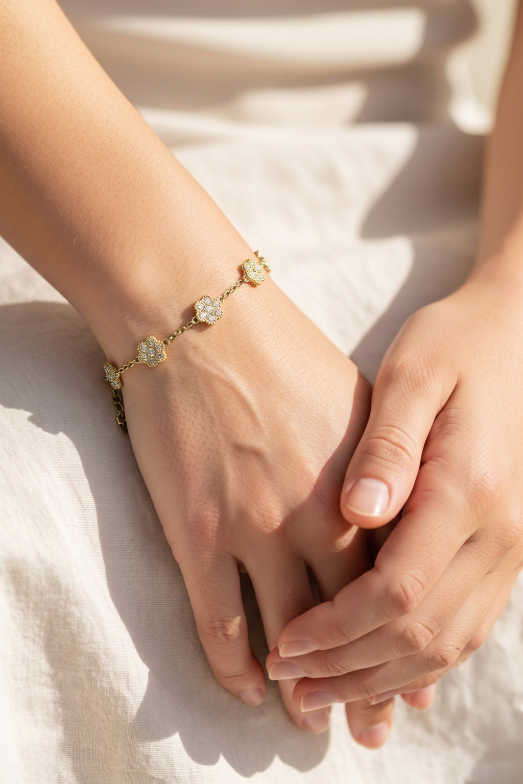 Elegante armband met zirkonia belegde bloemen