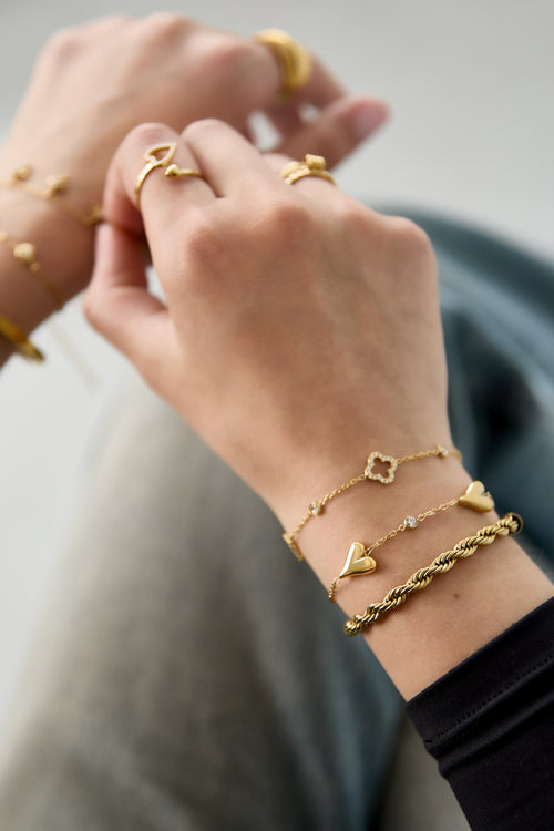 Armband met drie massieve harten en steentjes