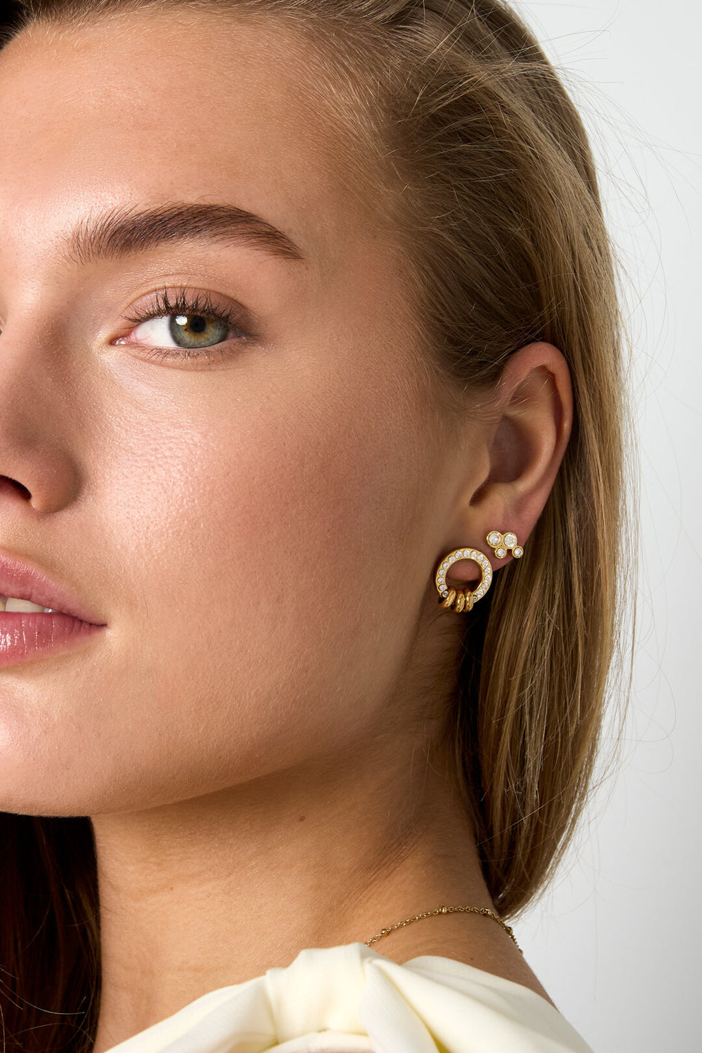 Stud earrings with elegant rings