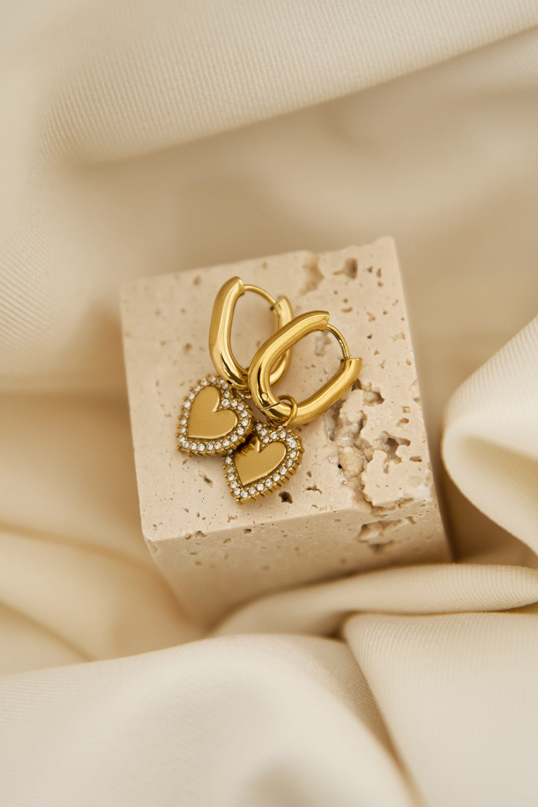 Squoval oorbellen met harten charms met belegde randen