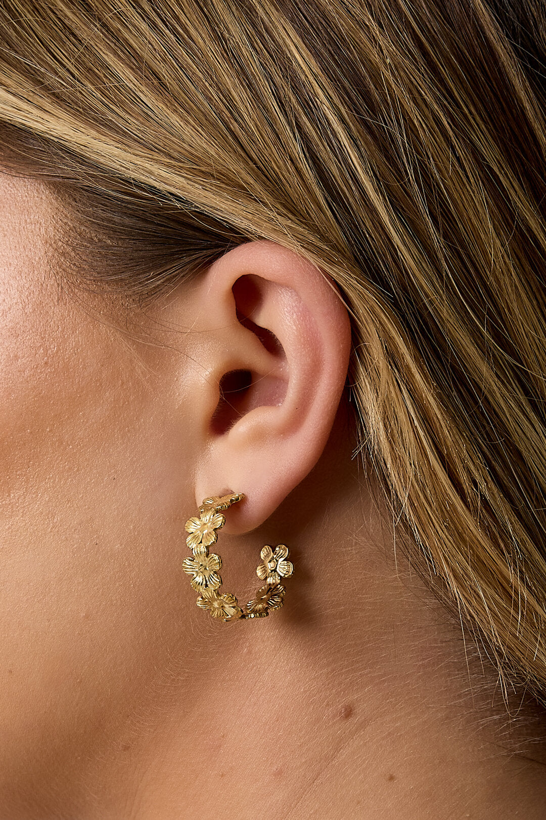 Daisy hoop earrings